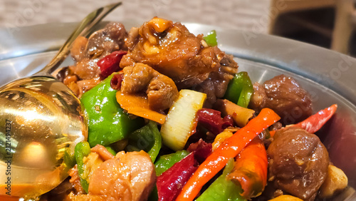 Fotografía Close up of Chinese style stir fried chicken and duck with peppers and dried chi