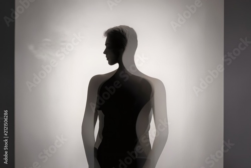 Portrait artistique en silhouette avec effet de double exposition, concept d'identité, dualité, introspection, conscience et psychologie humaine