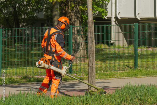 Ein Arbeiter mit einer Motorsense