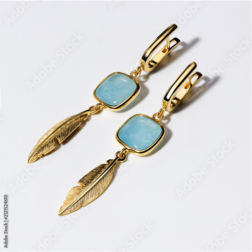 Cuadro en lienzo Elegant Gold Earrings Featuring Aqua Stones and Delicate Feather Design – A Stat