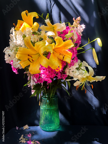 Konstfotografi A vibrant bouquet of flowers in green vase