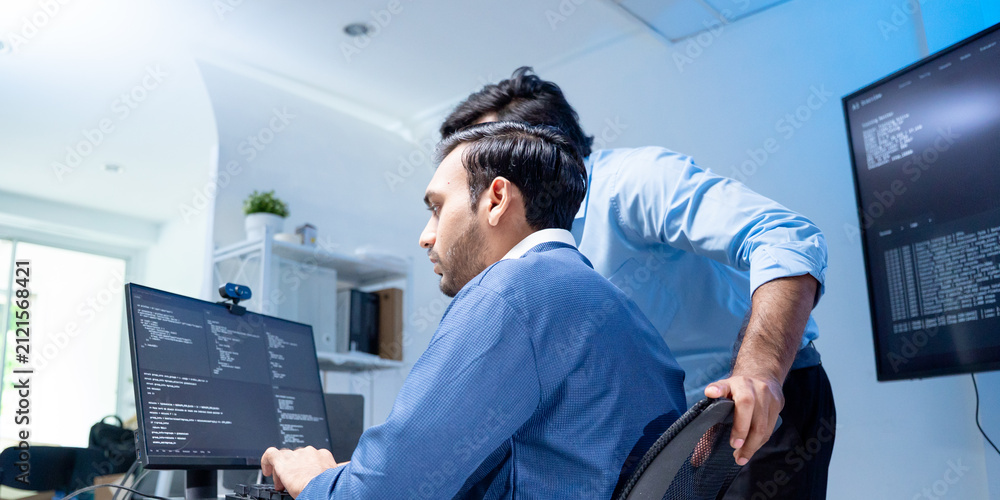 Foto Software engineering use computer working development office are assisting algorithm systems or verifying code