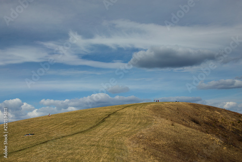 Foto green hilltop beneath clear blue sky