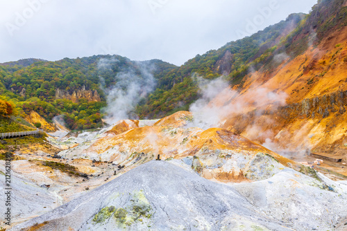 Foto Geothermal volcanic landscape view of Noboribetsu Jigokudani (Hell Valley) in Ho