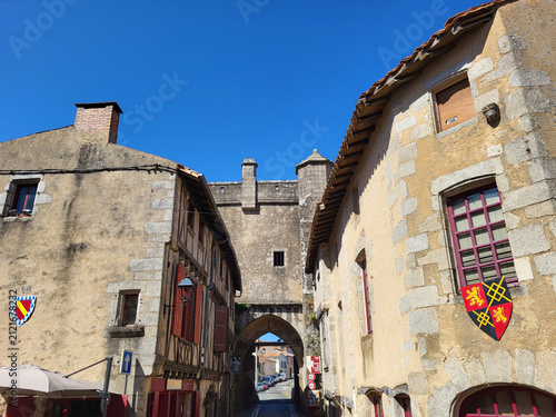  Porte fortifiée Saint-Jacques et rue médiévale. Parthenay, Les Deux-Sèvres, Nouvelle-Aquitaine, France