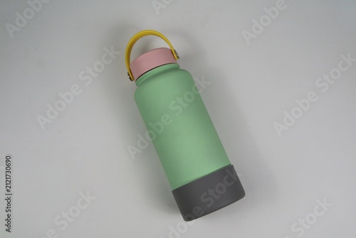 Cuadro en lienzo Pastel colored water bottle with a yellow handle and pink cap set against a white background, conveying modern minimalism and portable hydration for everyday use