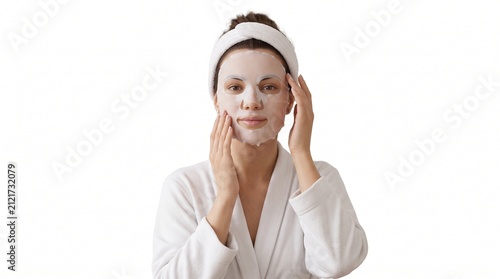 Mulher com mascara facial de tecido e faixa de cabelo em roupao branco