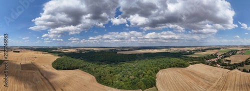 фотографія Vue aérienne en Lorraine, les champs après la moisson et au centre une forêt