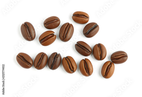 Scattered roasted coffee be...