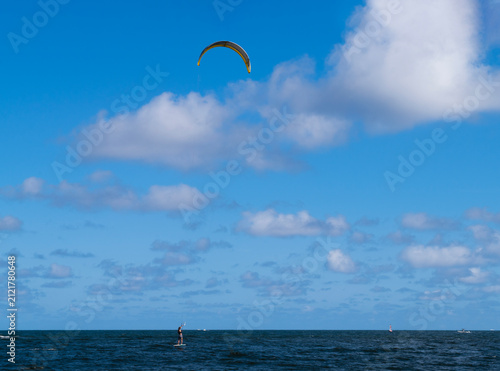 Canvastavla Kitesurfing athletes surfing in the hot sun during the day in Pompano Beach FL, USA