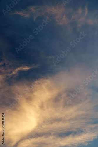  夏の日暮の空と夕焼けで輝く雲が美しい05