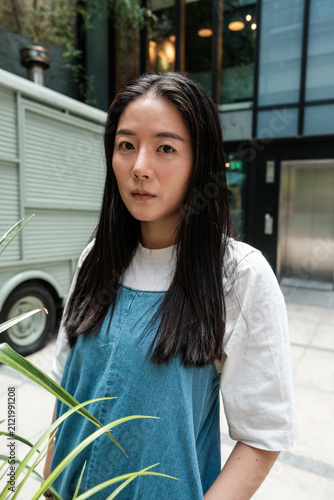 Canvas Print Young asian woman posing in urban setting