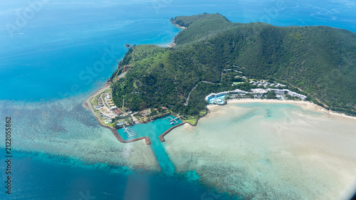 Cuadro en lienzo Aerial view of sandy peninsula and turquoise lagoon, Whitsundays