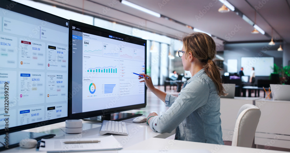 Obraz premium Young Woman Uses Software On Desktop