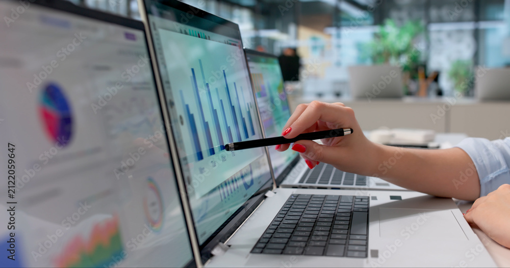 Obraz premium Young Female Financial Analyst Studying Performance Data