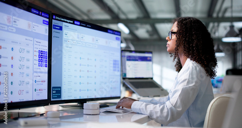фотографія Woman Reviewing Confidential Compliance Case Reports Using Software Dashboard