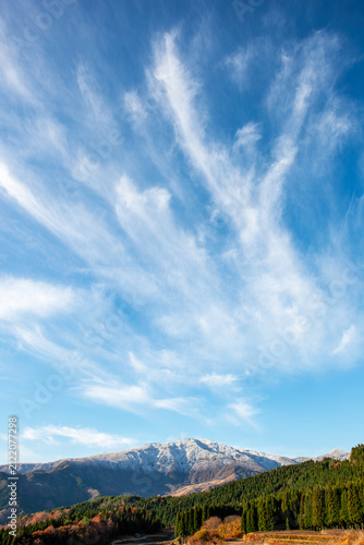 初冠雪の氷ノ山と秋の空