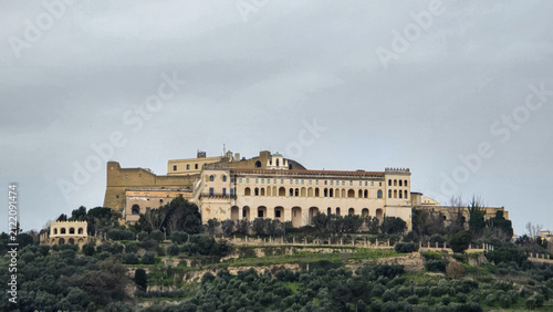 Foto The Certosa di San Martino in Naples, Italy, sits atop Vomero hill covered in trees