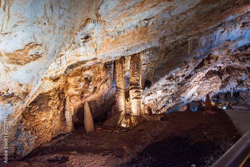 Foto Stalactites and stalagmites inside Lipa Cave Montenegro