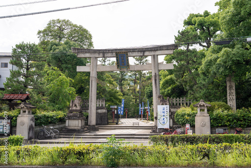 京都・わら天神の茅の輪と夏越の大祓。京都市のわら天神（敷地神社）に設置された茅の輪。夏越の大祓で行われる伝統的な神事を象徴する神聖な風景。