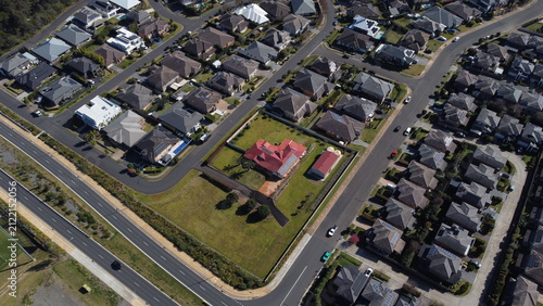 Foto Aerial view of newly built low density residential houses in the suburbs