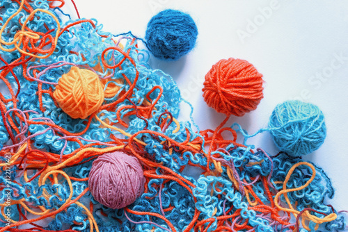 Quadro su tela Tangled multicolored  threads and  attempt to wind them into balls