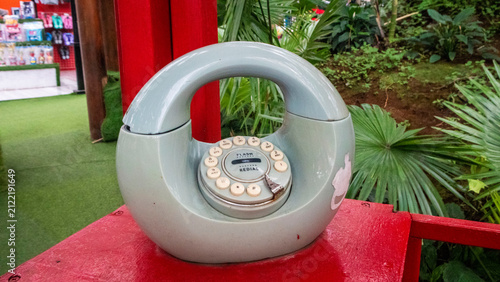 Konstfotografi A retro-style landline phone known as a donut phone.