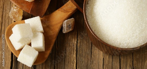 Bild auf Leinwand Different types of sugar - brown, white and refined sugar