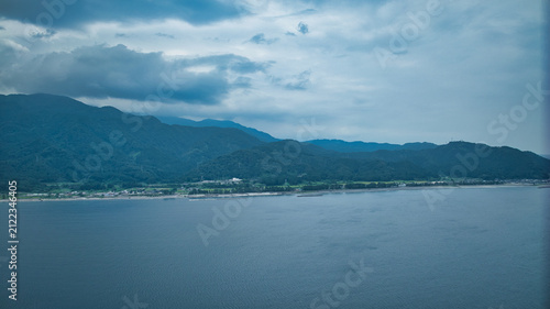 Canvastavla 梅雨明け間近で大気に蒸気が満ちている富山県朝日町の境海岸周辺の風景
