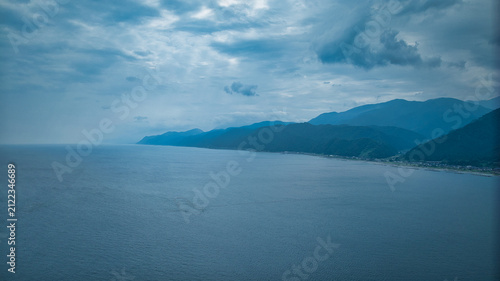 Fotografie 梅雨明け間近で大気に蒸気が満ちている富山県朝日町の境海岸周辺の風景