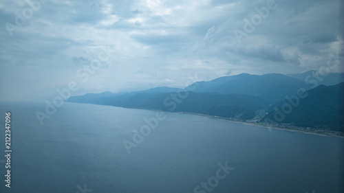 Obraz na płótnie 梅雨明け間近で大気に蒸気が満ちている富山県朝日町の境海岸周辺の風景