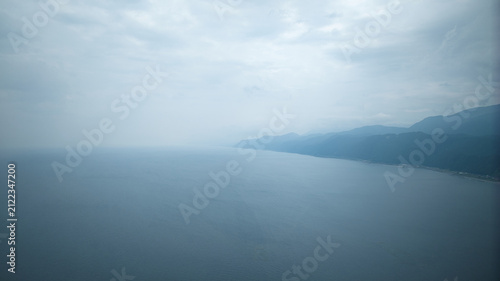 Fotografie 梅雨明け間近で大気に蒸気が満ちている富山県朝日町の境海岸周辺の風景