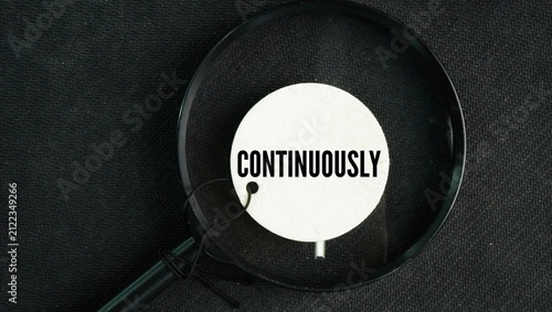 Foto A magnifying glass with the word continuously