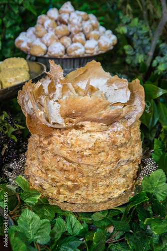 Foto Classic Napoleon cake with flaky pastry on a festive catering table