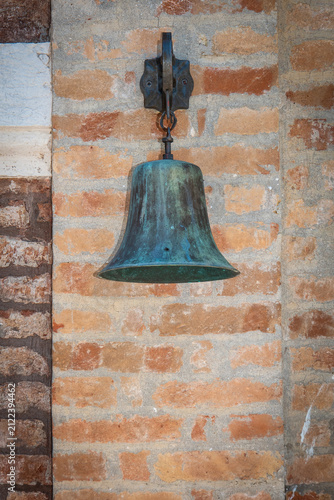 Bild auf Leinwand Primo piano della campana di una piccola cappella