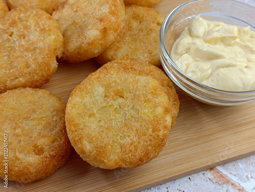 Röstis croustillants avec mayonnaise en gros plan