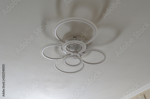 Foto modern LED ceiling light with interlocking white rings forming a floral pattern