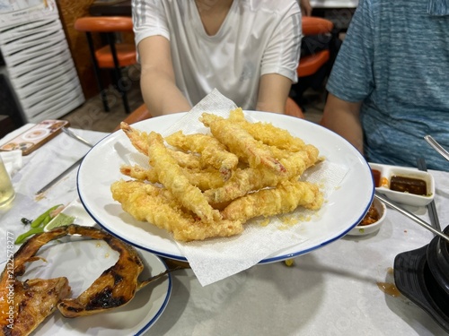 타원 접시에 담긴 맛있는 새우튀김
