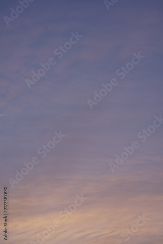 Abendlicher Himmel mit tiefem blau und leuchtendem orange, dezent