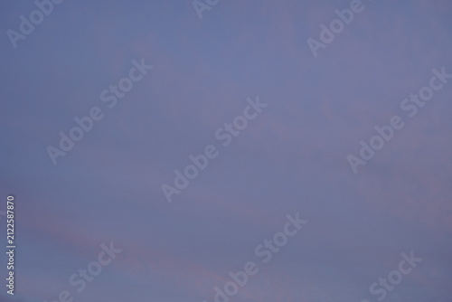 Abendlicher Himmel mit tiefem blau und leuchtendem orange, dezent