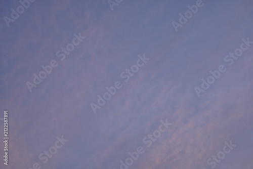 Abendlicher Himmel mit tiefem blau und leuchtendem orange, dezent