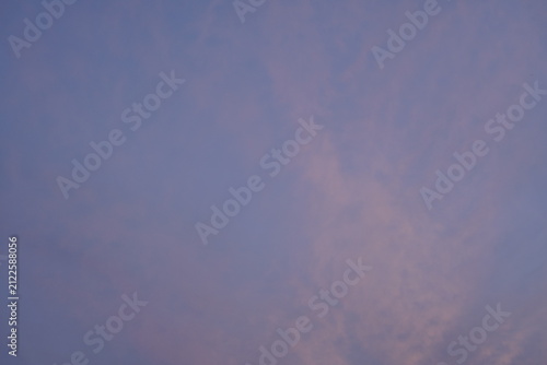 Abendlicher Himmel mit tiefem blau und leuchtendem orange, dezent