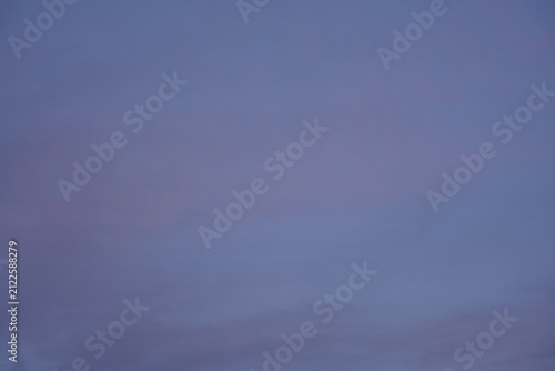 Ruhiger blauer bis violetter Himmel am Abend