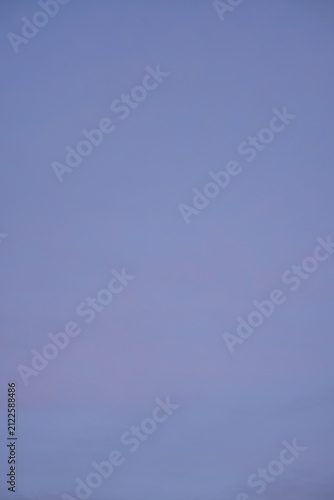 Ruhiger blauer bis violetter Himmel am Abend
