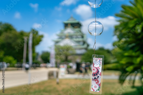 Foto Selective focus on a Japanese wind chime with Osaka Castle