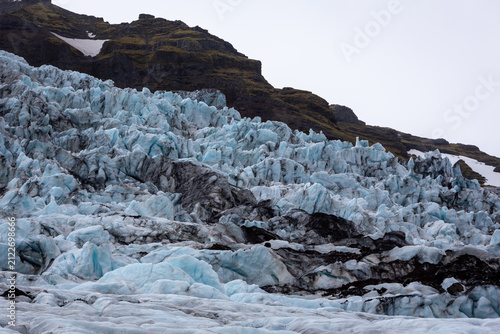 Cuadro en lienzo Skaftafell Glacier icefall and mountain slopes in Iceland