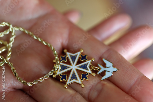 Obraz na płótnie A Huguenot cross with a white dove, delicately held in an open hand
