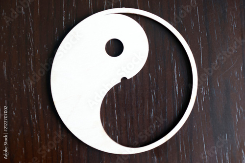 Foto The Yin-Yang symbol, which represents the duality and harmony of opposites, is a key concept in Taoist philosophy