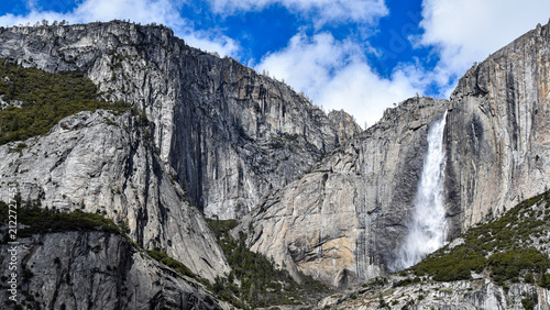 Foto Bridalveil Fall cascades down towering granite cliffs in Yosemite National Park, California