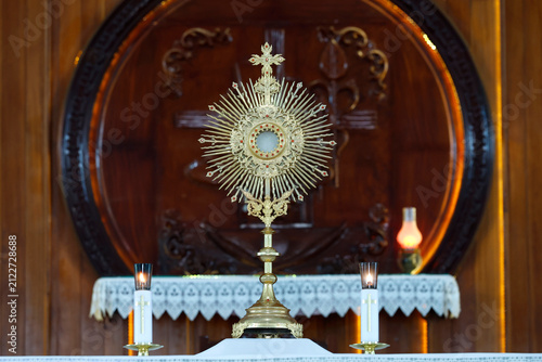Fotografie Gilded Monstrance Displayed on Catholic Altar